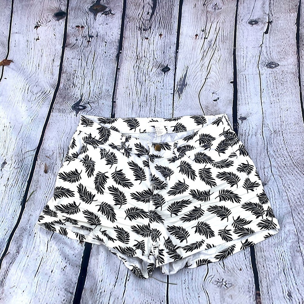 𝅺h&m Leafy Print Short Shorts